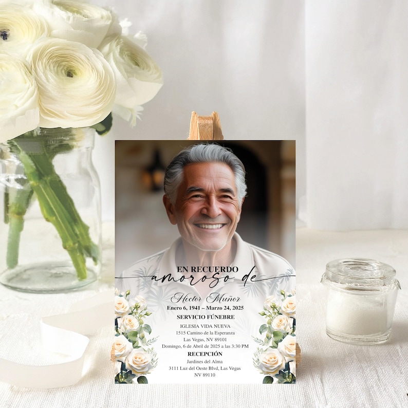 Peut inclure: Une carte comm&eacute;morative avec une photo d'un homme souriant aux cheveux gris. La carte contient du texte en espagnol, des motifs floraux et les dates du 6 janvier 1941 au 24 mars 2025. La carte est pr&eacute;sent&eacute;e avec des fleurs blanches.