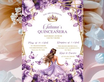 Pode incluir: Um convite de Quinceañera roxo e dourado com um design floral e uma coroa. O convite inclui o texto "Tatiana's Quinceañera" e detalhes sobre o evento, incluindo a data, a hora e o local da missa e da recepção.