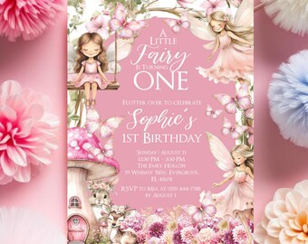Könnte beinhalten: Rosa-farbene Einladung zur ersten Geburtstagsfeier mit Feen-Thema, mit rosa Hintergrund und Illustrationen von Feen, Schmetterlingen und Blumen. Der Text lautet "Eine kleine Fee wird eins, Fliegt herbei, um Sophies 1. Geburtstag zu feiern".