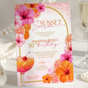 Könnte beinhalten: Eine rechteckige Einladungskarte mit dem Titel Sunset Soiree für den 30. Geburtstag von Amanda Rose. Das Design zeigt rosa und orangefarbene Hibiskusblüten, Zitrusfrüchte und einen goldenen Bogenrahmen mit den Veranstaltungsdetails.