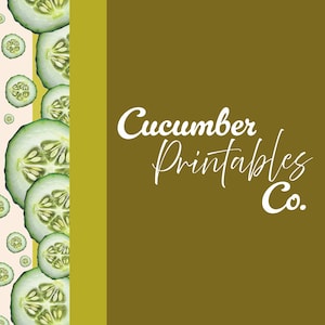Peut inclure: Une conception graphique avec des tranches de concombre sur un fond rose clair, avec une bande verticale vert olive. Le c&ocirc;t&eacute; droit est vert olive avec le texte "Cucumber Printables Co." en &eacute;criture blanche.