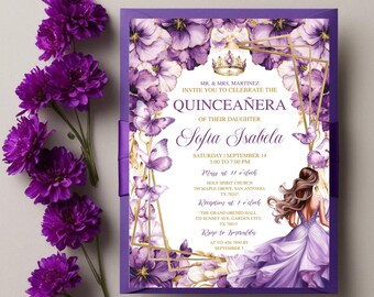Pode incluir: Convite para uma Quinceañera de cor roxa e dourada com um design floral e uma coroa. O convite inclui o texto "MR. & MRS. MARTINEZ INVITE YOU TO CELEBRATE THE QUINCEAÑERA OF THEIR DAUGHTER Sofia Isabela SATURDAY SEPTEMBER 14 3:00 TO 7:00 PM Mass at 11 o'clock HOLY SPIRIT CHURCH 789 MAPLE GROVE, SAN ANTONIO, TX 78247 Reception at 1 o'clock THE GRAND ORCHID HALL 830 SUNSET AVEL GARDEN CITY, TX 78015 Roop to borralda AT 555-456-7890 BY SEPTEMBER"
