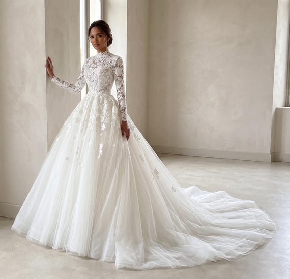 long sleeve layered wedding dress Layered Tulle Ball Gown Lace V-neck Long Sleeves Wedding Dresses, MW985