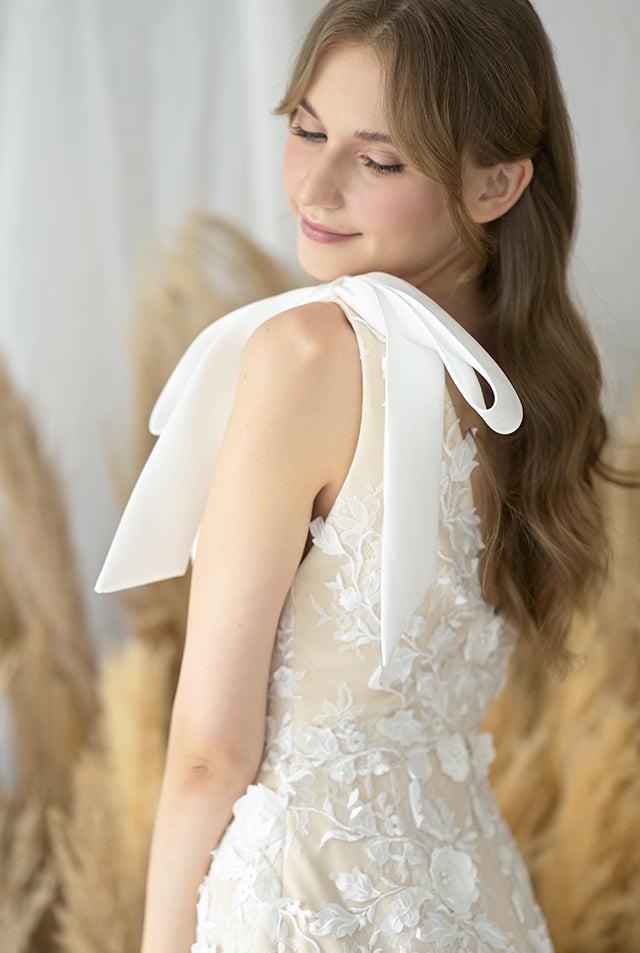 Vestido de novia de encaje floral 3D: detalle de lazo en el hombro