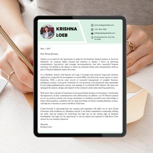Könnte beinhalten: Ein Tablet zeigt einen Lebenslauf mit dem Namen "KRISHNA LOEB" oben. Der Lebenslauf hat einen hellgrünen Header, Kontaktdaten und ein professionelles Foto. Ein goldener Stift liegt auf dem Tisch neben dem Tablet.