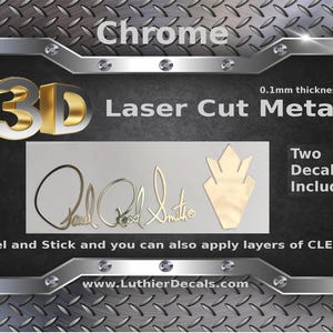 Puede incluir: Calcomanías de metal cortadas con láser 3D cromadas, 0,1 mm de grosor. Dos calcomanías incluidas: una firma y un diseño estilizado. Se despegan y se pegan, se pueden aplicar capas de transparente para un efecto 3D. www.LuthierDecals.com