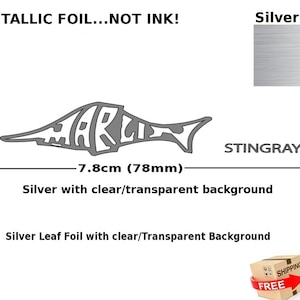 Può includere: Decalcomania in foglio metallico argentato di una razza con la parola "MARLIN" scritta sul suo corpo. La decalcomania è larga 7,8 cm e ha uno sfondo trasparente.