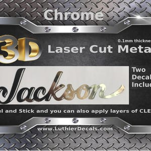 Puede incluir: Dos calcoman&iacute;as de metal cortadas con l&aacute;ser en 3D cromadas con la palabra "Jackson". Las calcoman&iacute;as tienen un grosor de 0,1 mm y son autoadhesivas. El texto "Dos calcoman&iacute;as incluidas" tambi&eacute;n es visible en la imagen.