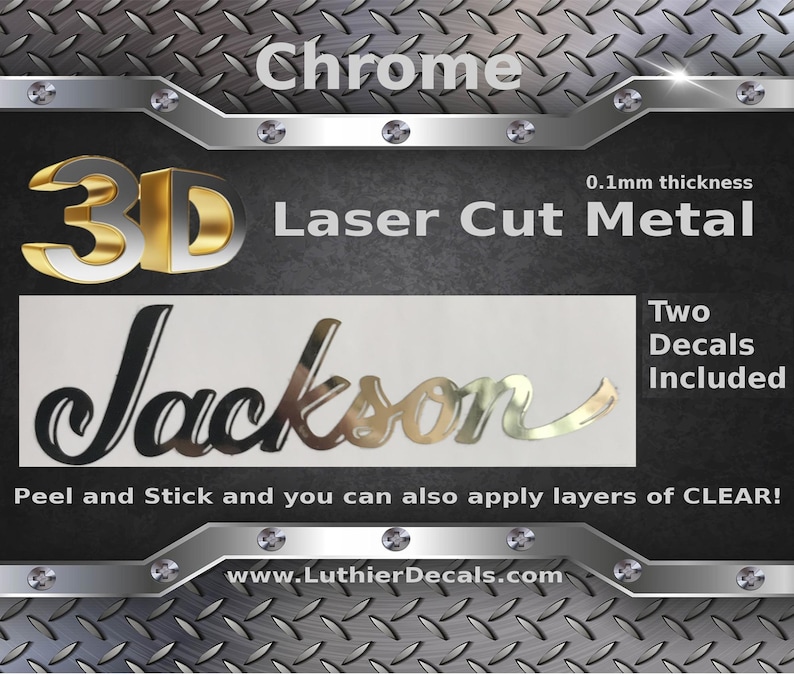 Puede incluir: Dos calcoman&iacute;as de metal cortadas con l&aacute;ser en 3D cromadas con la palabra "Jackson". Las calcoman&iacute;as tienen un grosor de 0,1 mm y son autoadhesivas. El texto "Dos calcoman&iacute;as incluidas" tambi&eacute;n es visible en la imagen.