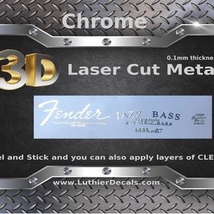Könnte beinhalten: Chromfarbener 3D-Laser-geschnittener Metallaufkleber für eine Fender Jazz Bass Gitarre. Der Aufkleber ist 0,1 mm dick und zeigt das Fender-Logo, den Text Jazz Bass und die Jahre 1965-67. Der Aufkleber ist selbstklebend und kann mit klarem Material überlagert werden.