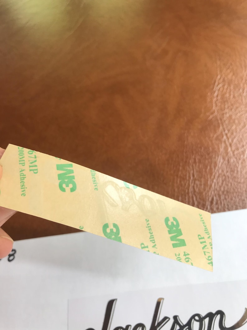 Puede incluir: Un rollo de cinta adhesiva transparente con texto verde que dice "3M 467MP 200MP Adhesive" y "3M 67MP Adhesive".