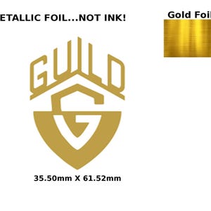 Może przedstawiać: Logo w złotej folii z tekstem "GUILD" i stylizowaną literą "G" w kształcie tarczy. Tekst "METALLIC FOIL...NOT INK!" znajduje się nad logo. Tekst "Gold Foil" znajduje się w prawym górnym rogu obrazu. Pod tekstem pokazano próbkę złotej folii. Logo ma wymiary 35,50 mm x 61,52 mm.
