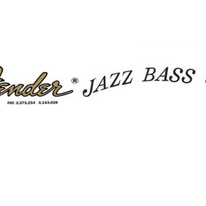 Könnte beinhalten: Goldenes Fender-Logo mit dem Text "Fender" und einem eingetragenen Warenzeichen. Der Text "JAZZ BASS" ist in Schwarz mit dem Text "OFFSET Contour Body" in kleinerer schwarzer Schrift.
