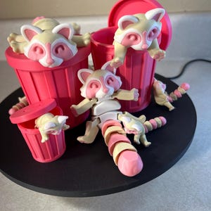 3D-gedruckter Erdbeer-Milchshake-farbener Gelenk-Waschbär. 100% Baumwolle, kein Spielzeug für Kinder, kein Spielzeug.