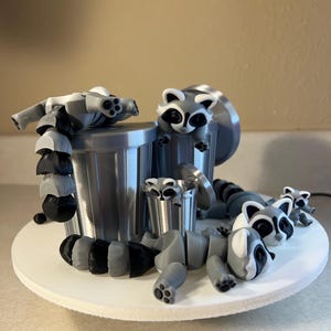3D gedruckter artikulierter Waschbär (Trash Panda), Fidget / sensorisches / ADHD Spielzeug, kleine / große Option, Mülleimer optional. Autorisierter McGybeer-Verkäufer.