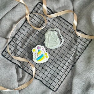Party Hat Cookie Cutter & Embosser – Birthday Cookie Fondant Stamp for Kids’ Events