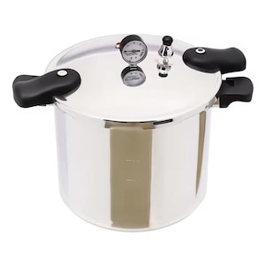 Könnte beinhalten: Ein silberner Schnellkochtopf mit einem schwarzen Griff und einem Manometer. Der Topf hat einen Edelstahlkörper und einen schwarzen Deckel.