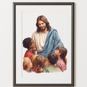 Könnte beinhalten: Gerahmter Kunstdruck, der eine Figur in weißen und blauen Gewändern zeigt, umgeben von Kindern verschiedener Herkunft. Das Kunstwerk verwendet eine warme Farbpalette und betont Verbindung und Fürsorge. Der Druck ist in einem schwarzen Rahmen gefasst.