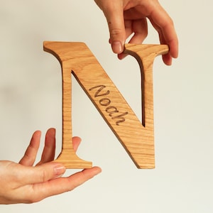 Letra de madera de roble personalizada: inicial del nombre del bebé, decoración para la habitación de un bebé o accesorio para sesión de fotos de recién nacidos
