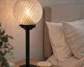 Lámpara de mesa de vidrio con remolino de clavos rara / Iluminación llamativa de vidrio artístico vintage