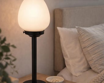 Lámpara de mesa clásica con forma de huevo esmerilado / Iluminación vintage de vidrio estilo granja