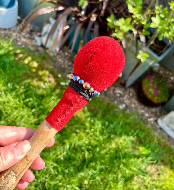 Handgefertigter Trommelschlägel aus rotem Wildleder mit regenbogenfarbenem Hämatit
