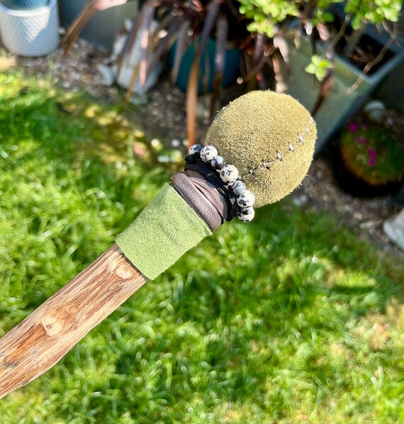 Schamanischer Trommelschlägel aus Wildleder mit Rauchquarz, Regenbogen Hämatit, Dalmatiner Jaspis & Schneeflocken Obsidian