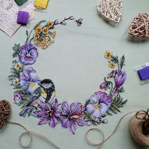 Patrón de punto de cruz de corona de pájaros y flores (PDF) - Diseño de punto de cruz de flores de primavera - Corona de pensamientos (PDF)