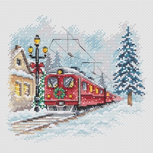 Puede incluir: Diseño de punto de cruz de un tren rojo con una corona navideña, viajando por una escena invernal nevada. Una casa con ventanas iluminadas y una farola con un lazo rojo están a la izquierda, y un árbol de hoja perenne azul a la derecha.