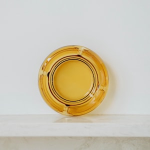 Geel amberglas vintage asbak ring trinket schotel