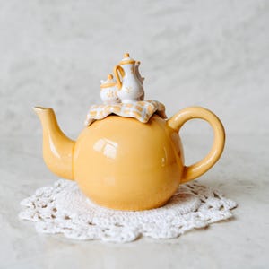 Vintage Mini Yellow Ceramic 70s Teapot – Picnic Tea Set, Kitsch Collectible, Quirky Retro Kitchen Decor