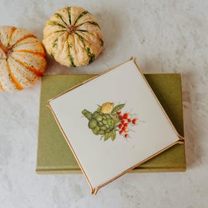 Déco de cuisine vintage des années 70, dessous de plat en carrelage, artichauts et légumes d&#39;automne
