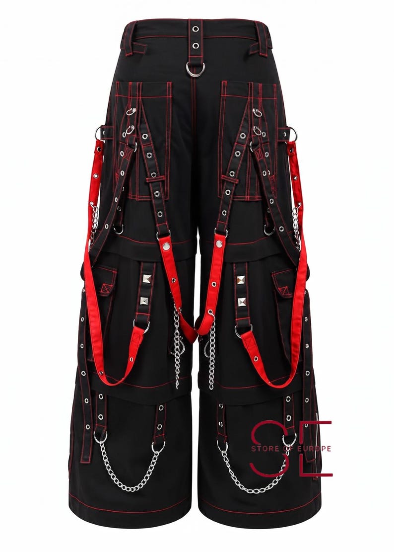 Puede incluir: Pantalones negros de pierna ancha con costuras rojas en contraste, m&uacute;ltiples bolsillos cargo, anillas en D de metal plateado, tachuelas piramidales y correas de tela roja extra&iacute;bles. La prenda incluye cadenas plateadas y el logo STORE OF EUROPE.