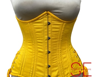 Op de afbeelding: Een felgeel korset met een gestructureerd ontwerp. Het korset heeft verticale naden, een rij zwarte knopen aan de voorkant en veterdetails aan de zijkanten. Het kledingstuk wordt op een mannequin gepresenteerd.