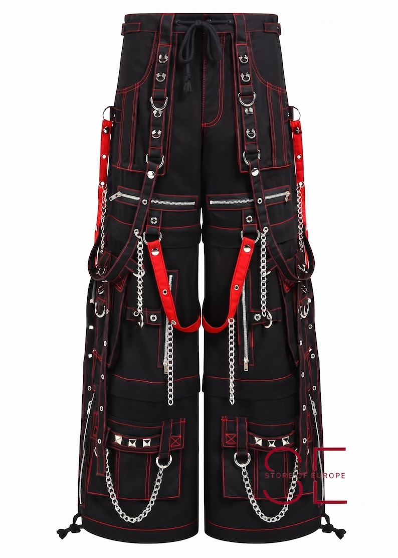 Puede incluir: Pantalones cargo negros con costuras rojas en contraste, m&uacute;ltiples bolsillos utilitarios, cadenas de metal plateado, anillas en D y correas ajustables. Los pantalones incluyen cintura con cord&oacute;n, compartimentos con cremallera y tachuelas.