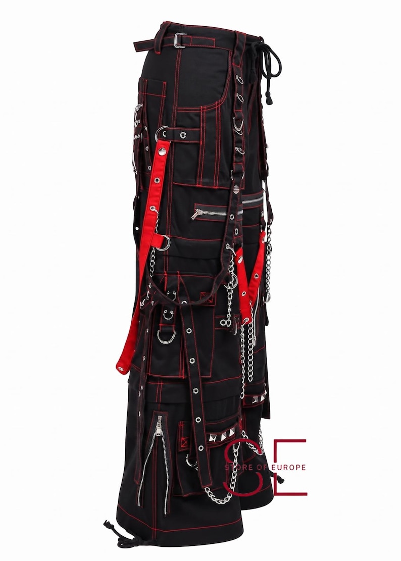 Puede incluir: Pantalones cargo negros con costuras rojas en contraste, m&uacute;ltiples bolsillos utilitarios, cremalleras de metal plateado, anillas en D y correas colgantes. Los pantalones incluyen cadenas de metal y el texto STORE OF EUROPE en la parte inferior.