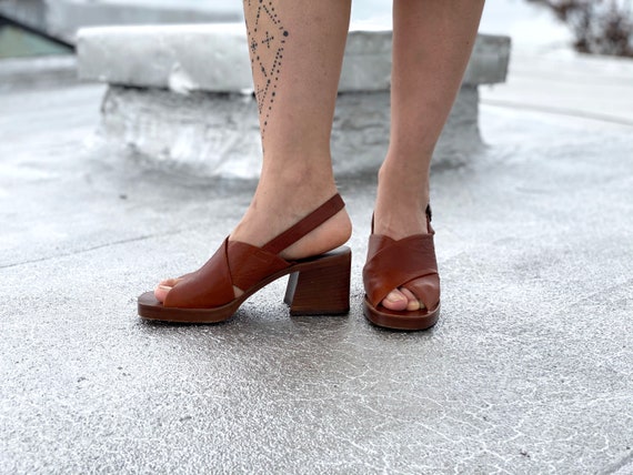 vintage 90s brown leather platform sandals / buckl