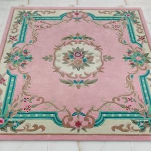 ハンドメイドのピンクのウールエリアラグ：房飾りの花柄中国風