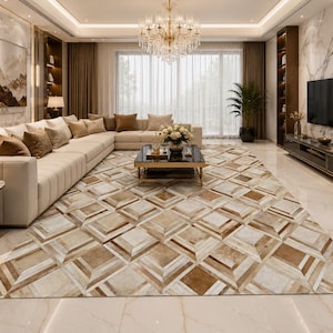 Pode incluir: Uma sala de estar luxuosa com um grande tapete com padrão geométrico em tons de bege e castanho. Um sofá seccional creme, uma mesa de centro preta e um grande candelabro completam o espaço elegante. Uma grande TV está montada na parede.