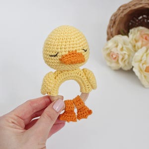 Häkelanleitung für eine Babyrassel mit Ente, Amigurumi-Enten-Plüschtier, gehäkelte Enten-Beißringe, Stofftiere Bild 9