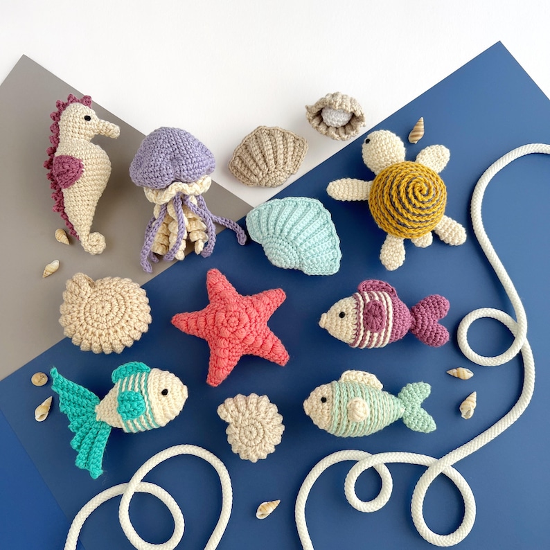 12 i 1 virkmönster för hav, Amigurumi-nyckelring och väskberlock i PDF-format, sköldpadda, maneter, sjöstjärna, snäckskal, sjöhäst, fisk, virkning med havsliv bild 3