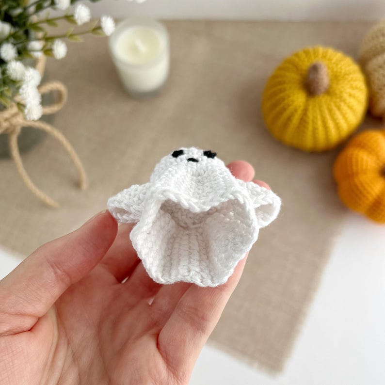 amigurumi pattern ghost for keyring, bag charm, car hanger