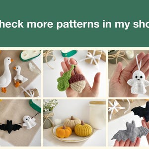 K&ouml;nnte beinhalten: Eine Sammlung handgefertigter H&auml;kelartikel, darunter eine Gans, ein Eichel-Schl&uuml;sselanh&auml;nger, ein Geister-Ornament, ein K&uuml;rbis und Fledermaus-Ornamente. Der Text "Check more patterns in my shop" befindet sich oben im Bild.