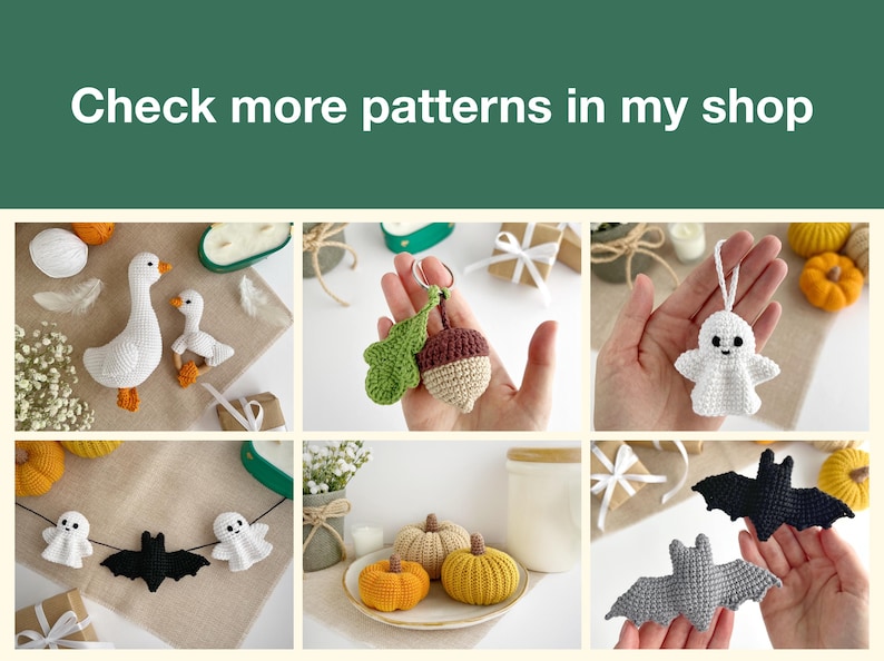 K&ouml;nnte beinhalten: Eine Sammlung handgefertigter H&auml;kelartikel, darunter eine Gans, ein Eichel-Schl&uuml;sselanh&auml;nger, ein Geister-Ornament, ein K&uuml;rbis und Fledermaus-Ornamente. Der Text "Check more patterns in my shop" befindet sich oben im Bild.