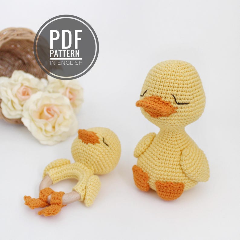 Patrón de pato de ganchillo Sonajero y juguete para bebé Peluche de pato amigurumi Sonajero de ganchillo (patrón en PDF) imagen 1