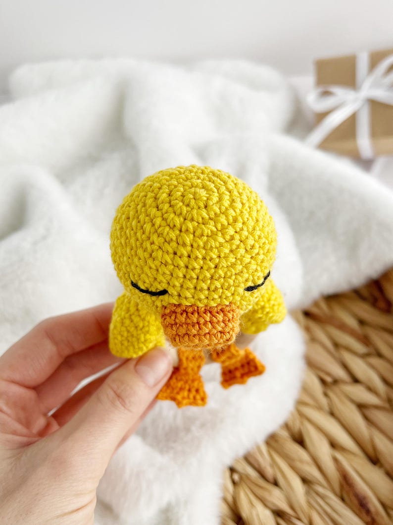 Häkelanleitung für eine Babyrassel mit Ente, Amigurumi-Enten-Plüschtier, gehäkelte Enten-Beißringe, Stofftiere Bild 4