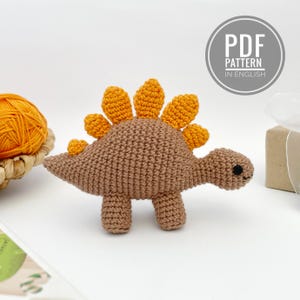 Wzór na szydełkowanego dinozaura Amigurumi pluszowa zabawka dinozaur Tutoriale Szydełkowany stegozaur pluszowy dinozaur Wzór na zwierzęcego amigurumi PDF