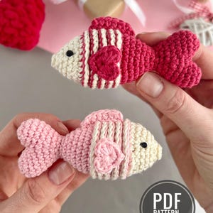 Llavero de pez de ganchillo de San Valentín Patrón amigurumi Llavero de peluche de pez Charm para bolso Percha de coche de ganchillo