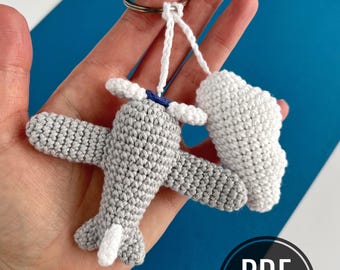 Gehaakt sleutelhangerpatroon vliegtuig met wolk, amigurumi-sleutelhanger pdf, schattig haakpatroon, reissleutelhanger, digitale download