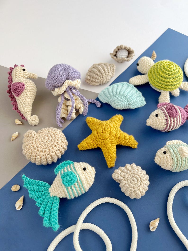 12 i 1 virkmönster för hav, Amigurumi-nyckelring och väskberlock i PDF-format, sköldpadda, maneter, sjöstjärna, snäckskal, sjöhäst, fisk, virkning med havsliv bild 5